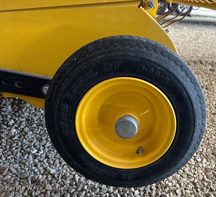 image for item NN9589 2005 New Holland BR780 round baler