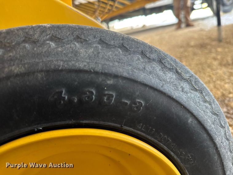 image for item NN9589 2005 New Holland BR780 round baler