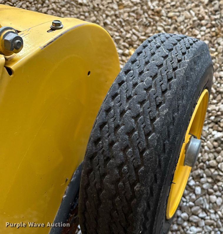 image for item NN9589 2005 New Holland BR780 round baler