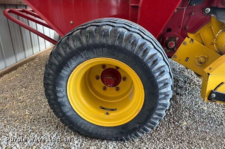 image for item NN9589 2005 New Holland BR780 round baler