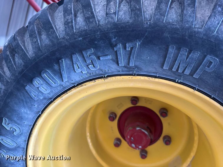 image for item NN9589 2005 New Holland BR780 round baler