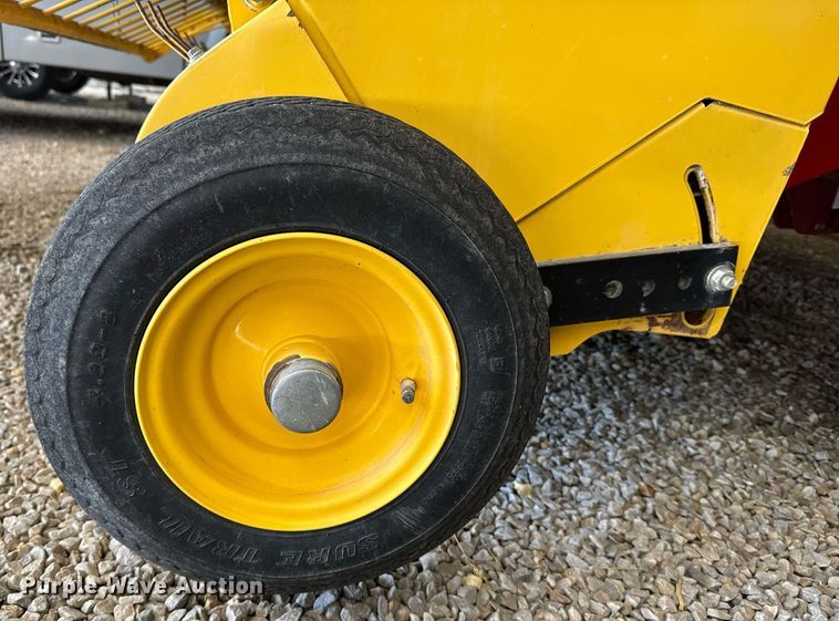 image for item NN9589 2005 New Holland BR780 round baler