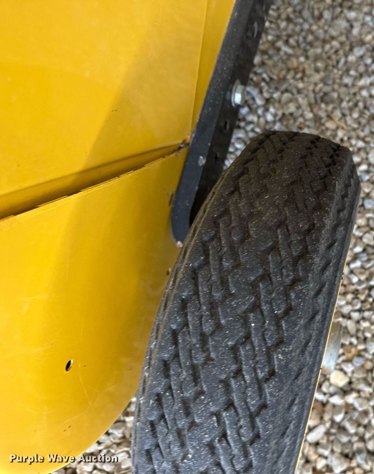 image for item NN9589 2005 New Holland BR780 round baler