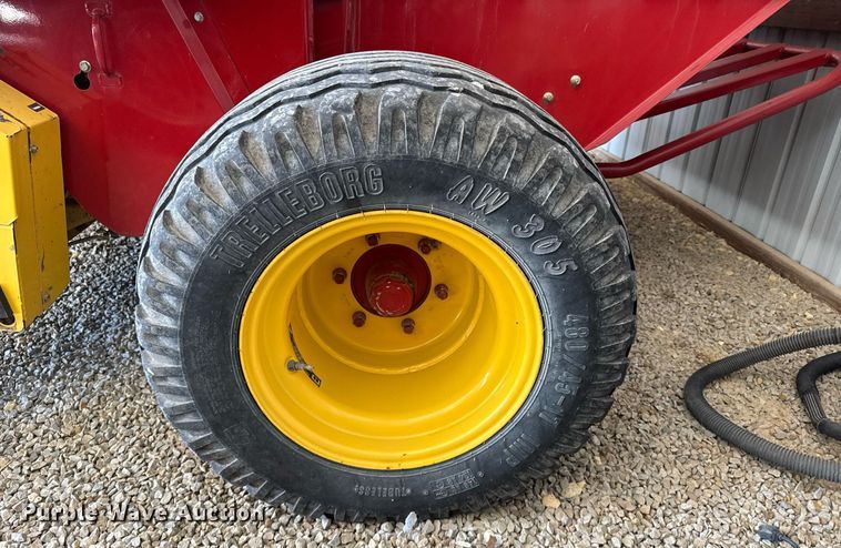 image for item NN9589 2005 New Holland BR780 round baler