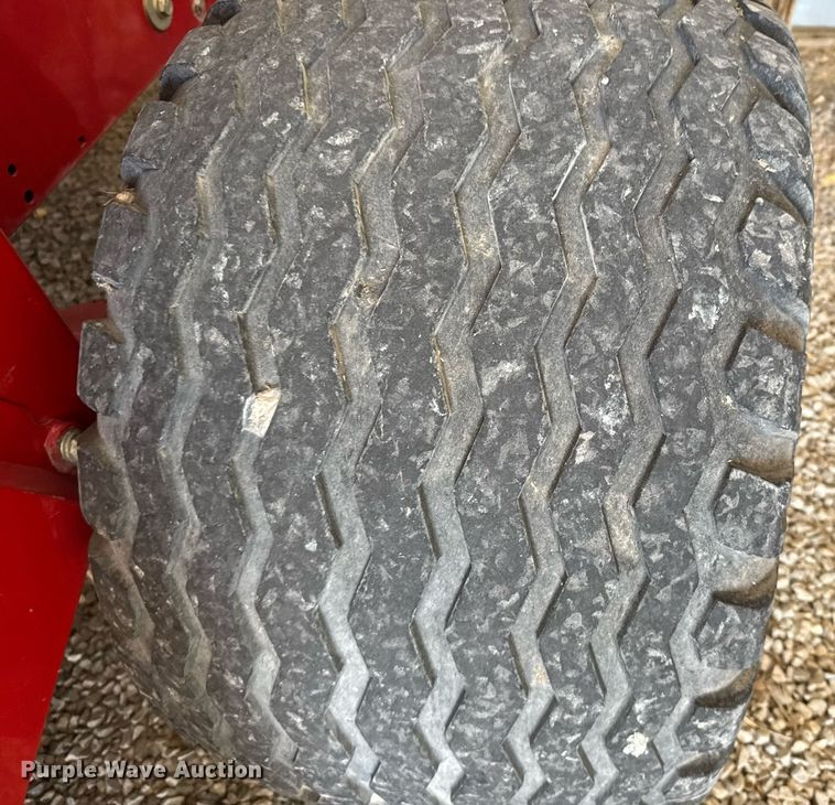 image for item NN9589 2005 New Holland BR780 round baler