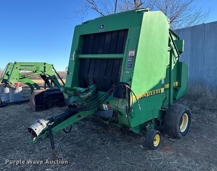 image for item NN9627 1999 John Deere 566 round baler