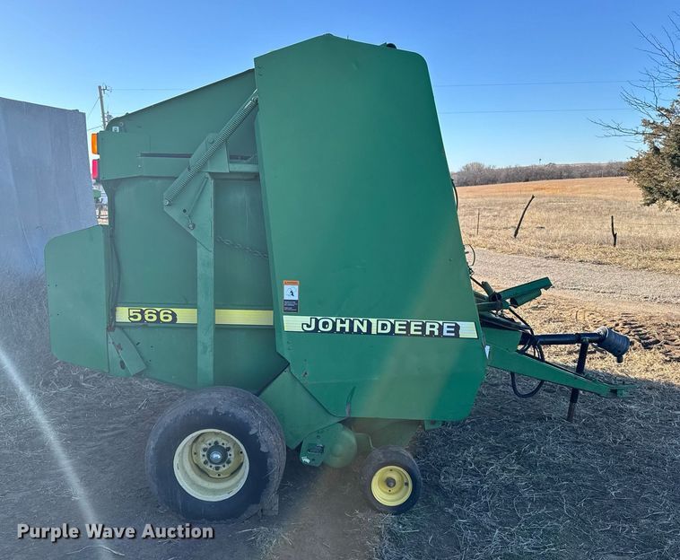 image for item NN9627 1999 John Deere 566 round baler