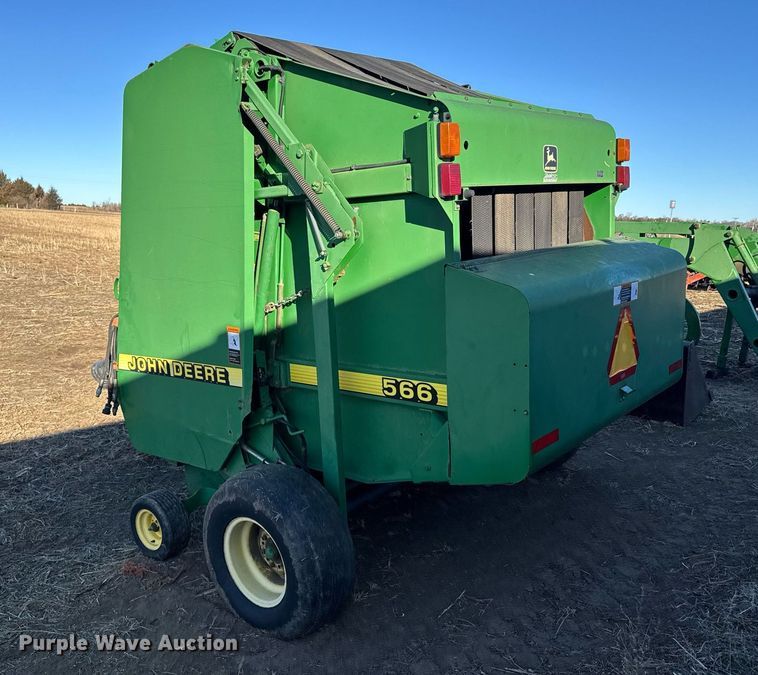 image for item NN9627 1999 John Deere 566 round baler