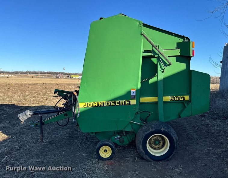 image for item NN9627 1999 John Deere 566 round baler