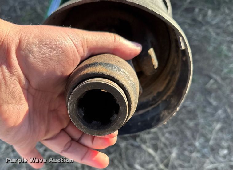 image for item NN9627 1999 John Deere 566 round baler