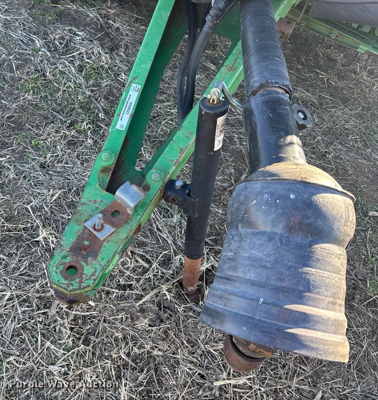 image for item NN9627 1999 John Deere 566 round baler