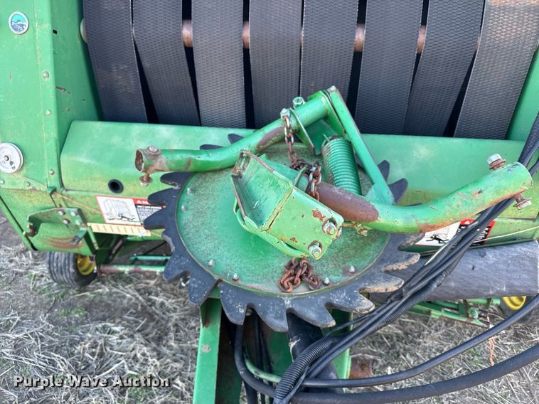 image for item NN9627 1999 John Deere 566 round baler