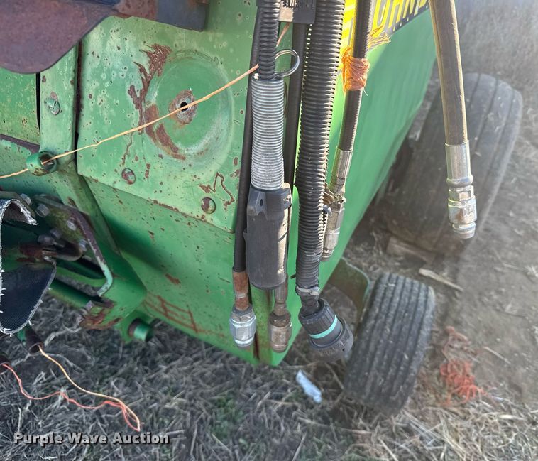 image for item NN9627 1999 John Deere 566 round baler