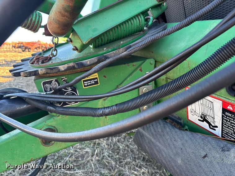 image for item NN9627 1999 John Deere 566 round baler