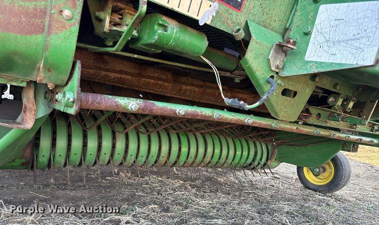 image for item NN9627 1999 John Deere 566 round baler