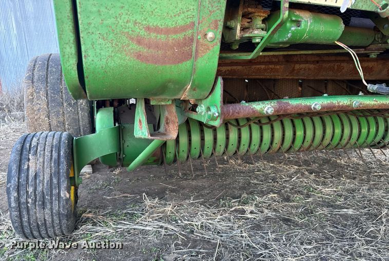 image for item NN9627 1999 John Deere 566 round baler