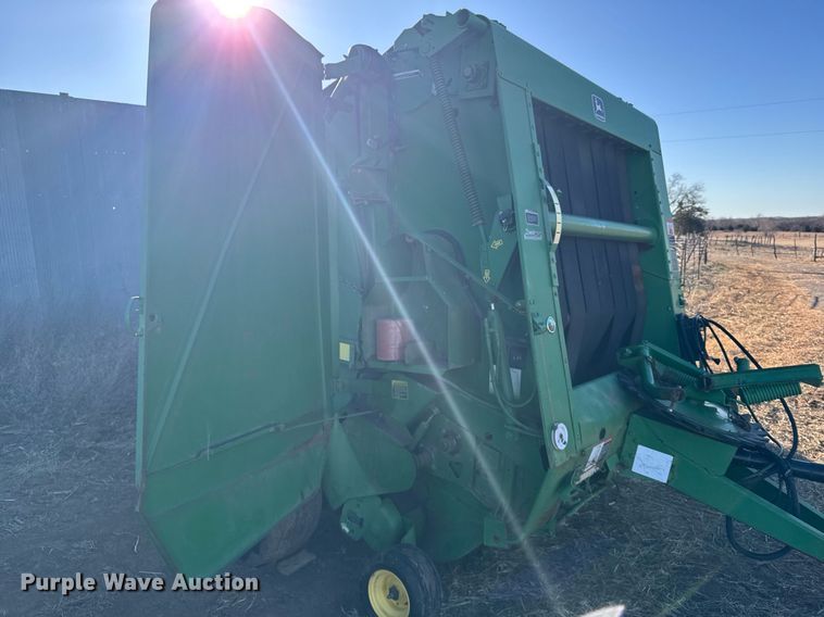 image for item NN9627 1999 John Deere 566 round baler