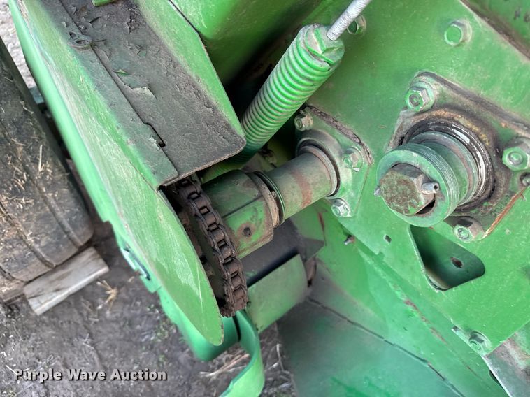 image for item NN9627 1999 John Deere 566 round baler