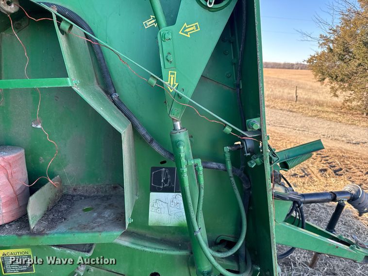 image for item NN9627 1999 John Deere 566 round baler