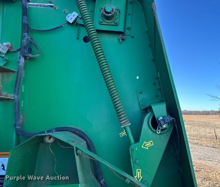 image for item NN9627 1999 John Deere 566 round baler