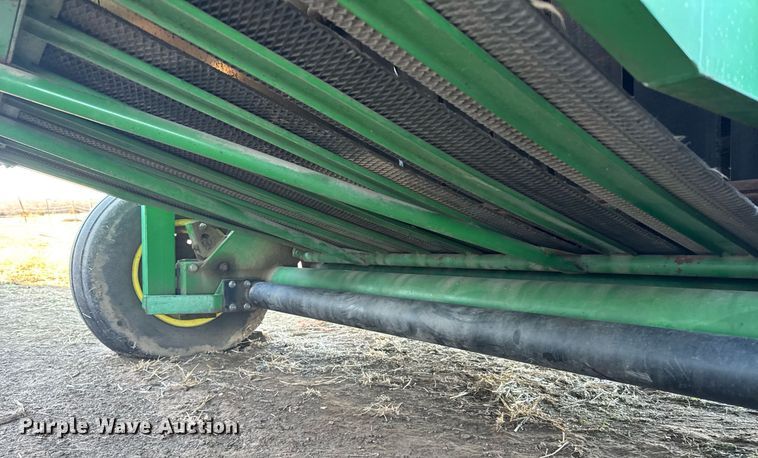 image for item NN9627 1999 John Deere 566 round baler