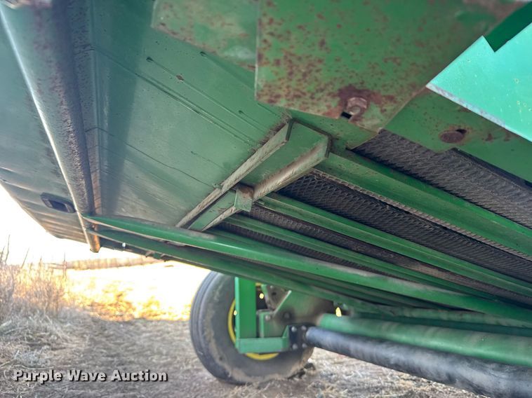 image for item NN9627 1999 John Deere 566 round baler