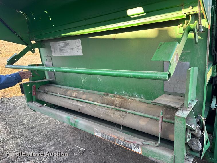 image for item NN9627 1999 John Deere 566 round baler