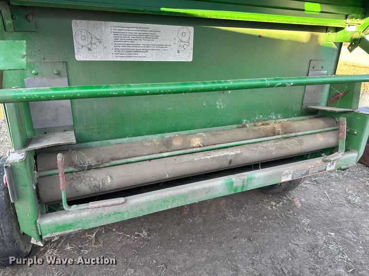 image for item NN9627 1999 John Deere 566 round baler