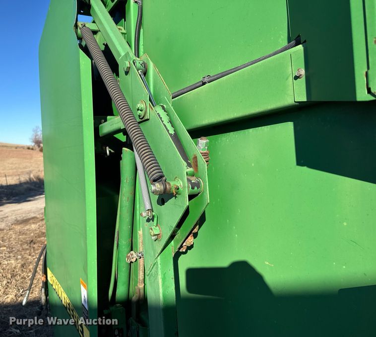 image for item NN9627 1999 John Deere 566 round baler