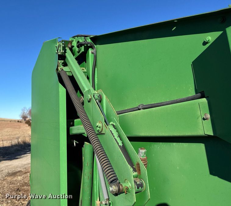 image for item NN9627 1999 John Deere 566 round baler