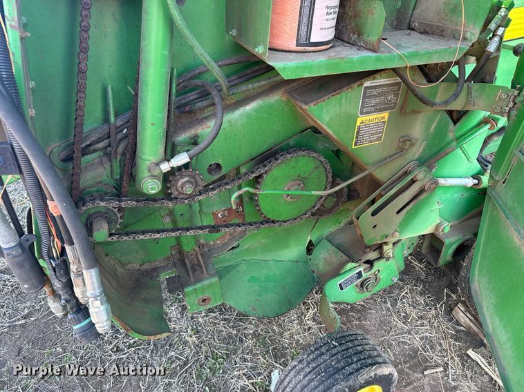 image for item NN9627 1999 John Deere 566 round baler