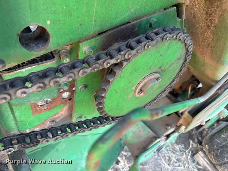 image for item NN9627 1999 John Deere 566 round baler