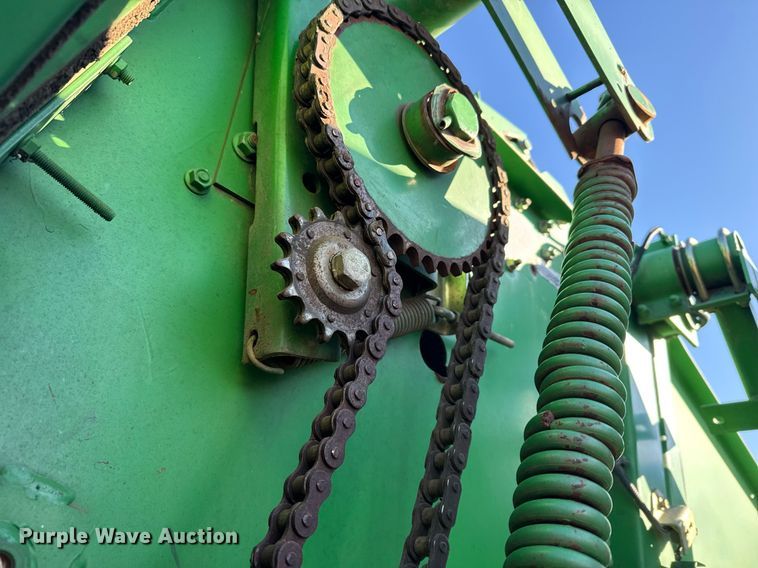 image for item NN9627 1999 John Deere 566 round baler