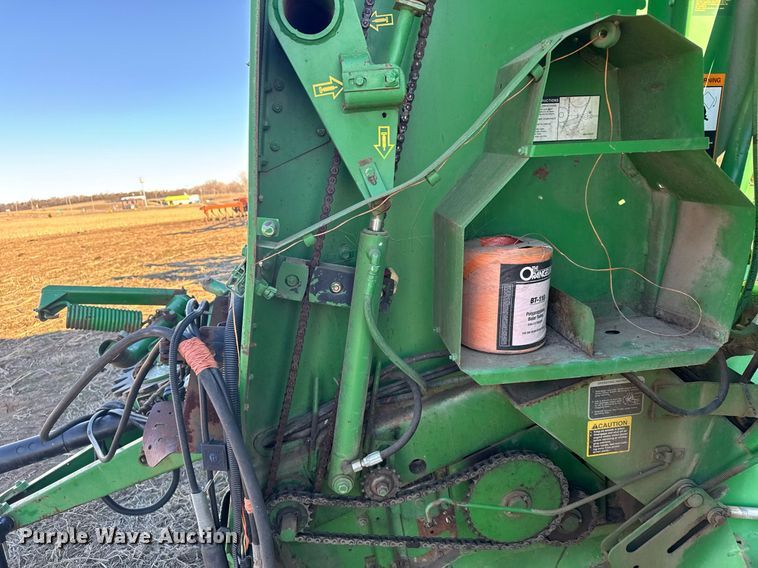image for item NN9627 1999 John Deere 566 round baler