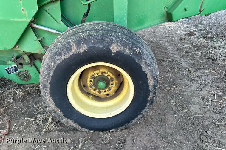 image for item NN9627 1999 John Deere 566 round baler