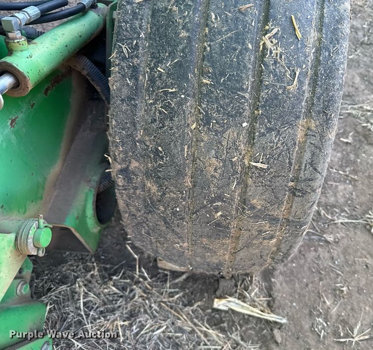 image for item NN9627 1999 John Deere 566 round baler