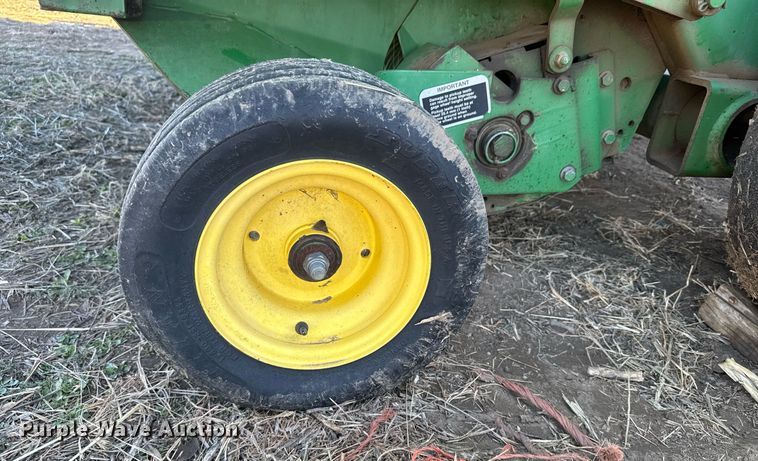 image for item NN9627 1999 John Deere 566 round baler