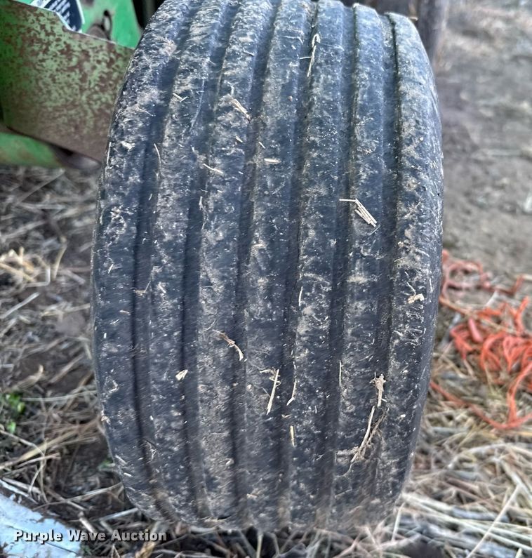 image for item NN9627 1999 John Deere 566 round baler