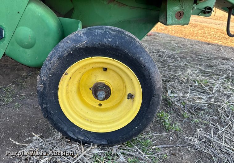 image for item NN9627 1999 John Deere 566 round baler