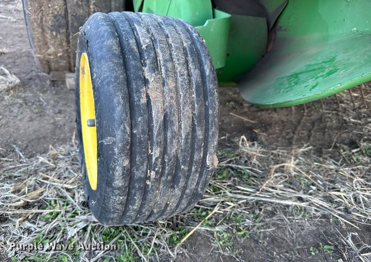 image for item NN9627 1999 John Deere 566 round baler