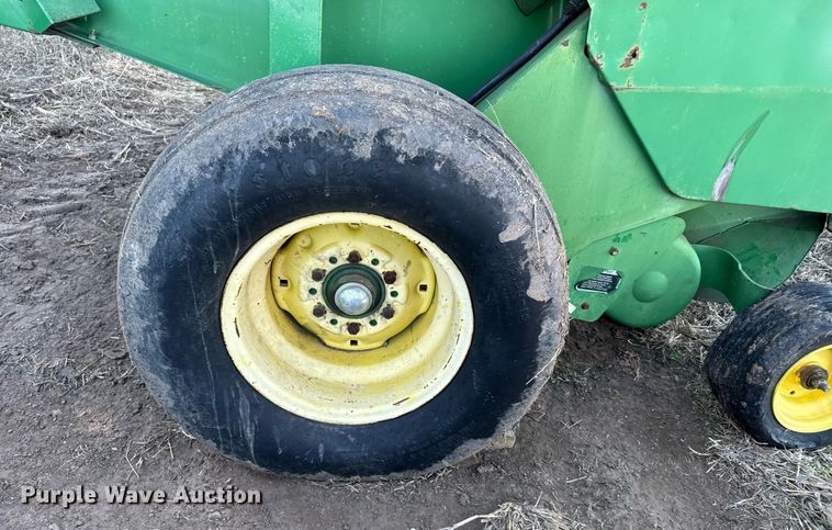 image for item NN9627 1999 John Deere 566 round baler