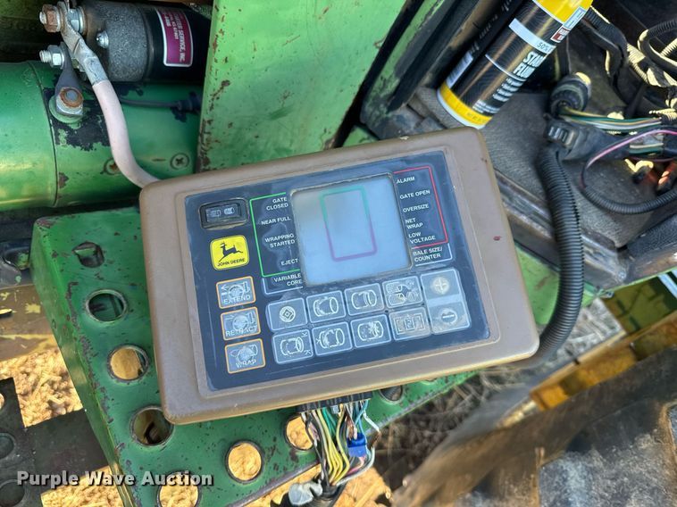 image for item NN9627 1999 John Deere 566 round baler