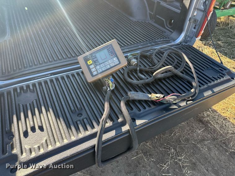 image for item NN9627 1999 John Deere 566 round baler