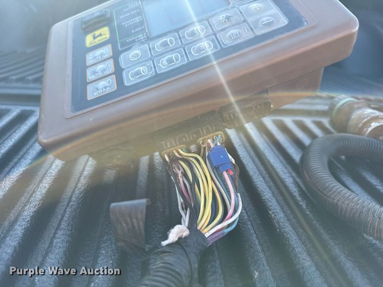 image for item NN9627 1999 John Deere 566 round baler