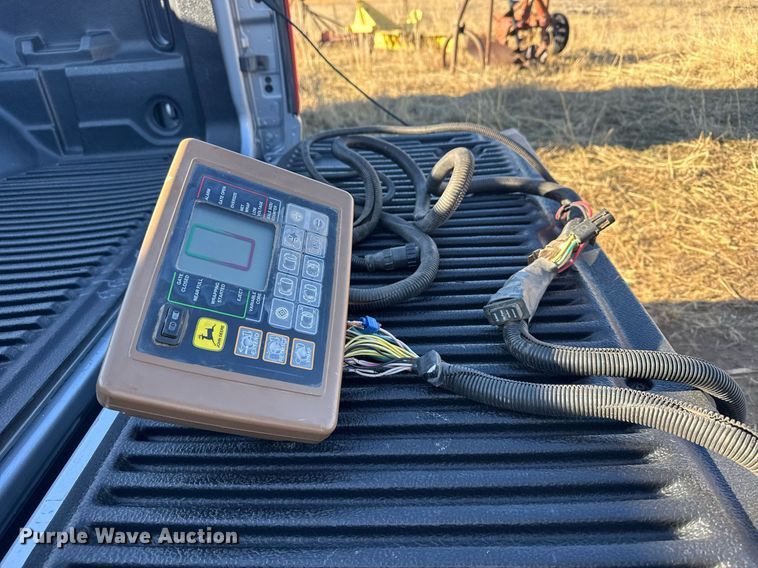 image for item NN9627 1999 John Deere 566 round baler