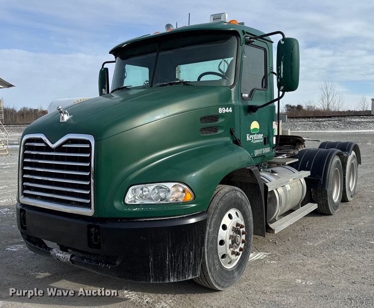 image for item DH9552 2006 Mack  CXN613 semi truck