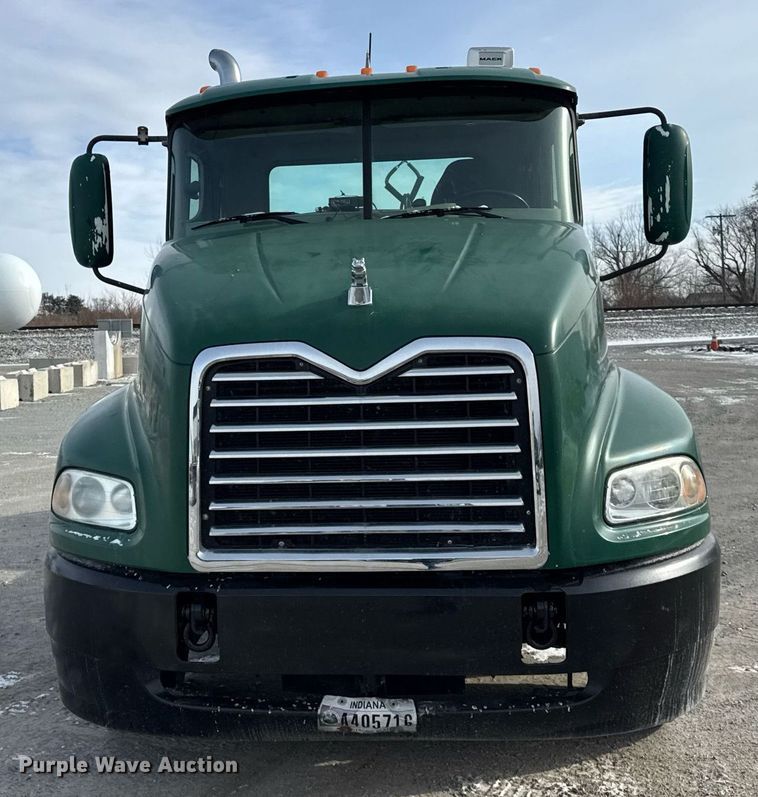 image for item DH9552 2006 Mack  CXN613 semi truck