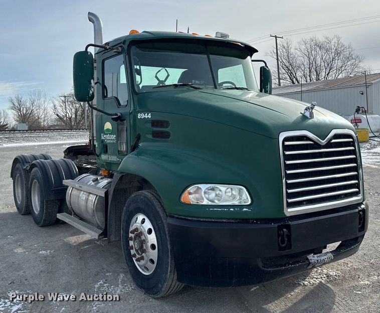 image for item DH9552 2006 Mack  CXN613 semi truck