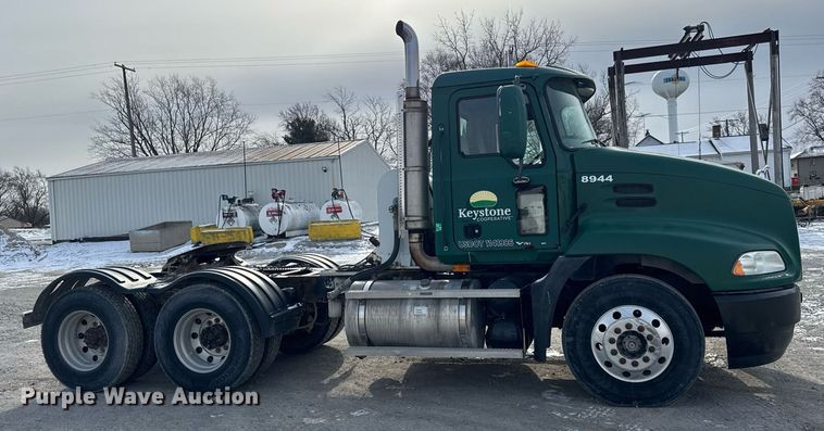 image for item DH9552 2006 Mack  CXN613 semi truck