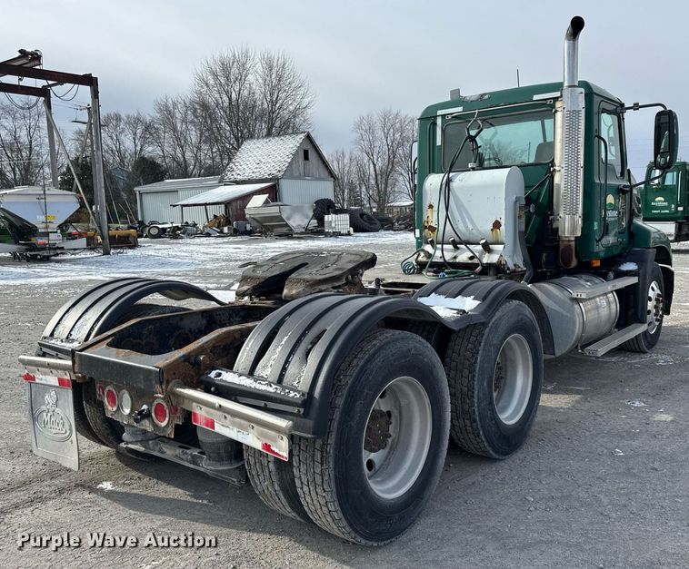 image for item DH9552 2006 Mack  CXN613 semi truck